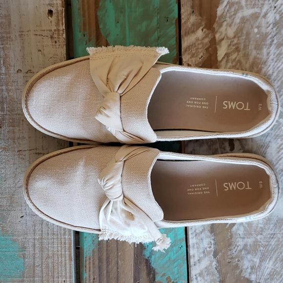 TOMS women sandal. Cream with bow. Size W8 - Picture 4 of 4